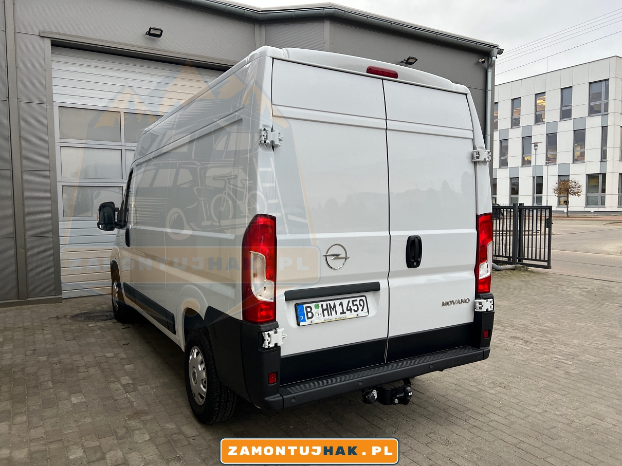 Gotowy do akcji: Opatentowany hak holowniczy Westfalia wypinany pionowo doskonale pasuje do Opla Movano C, zapewniając niezawodność i łatwość użytkowania